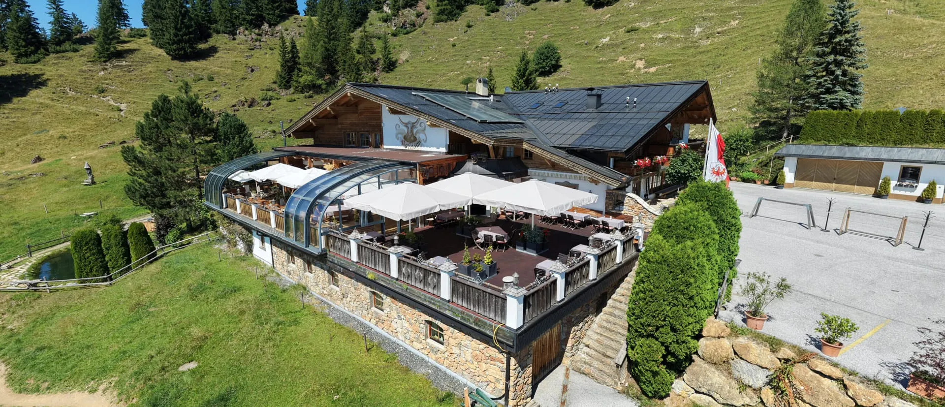 Sonnenterrasse mit Sonnenschirm