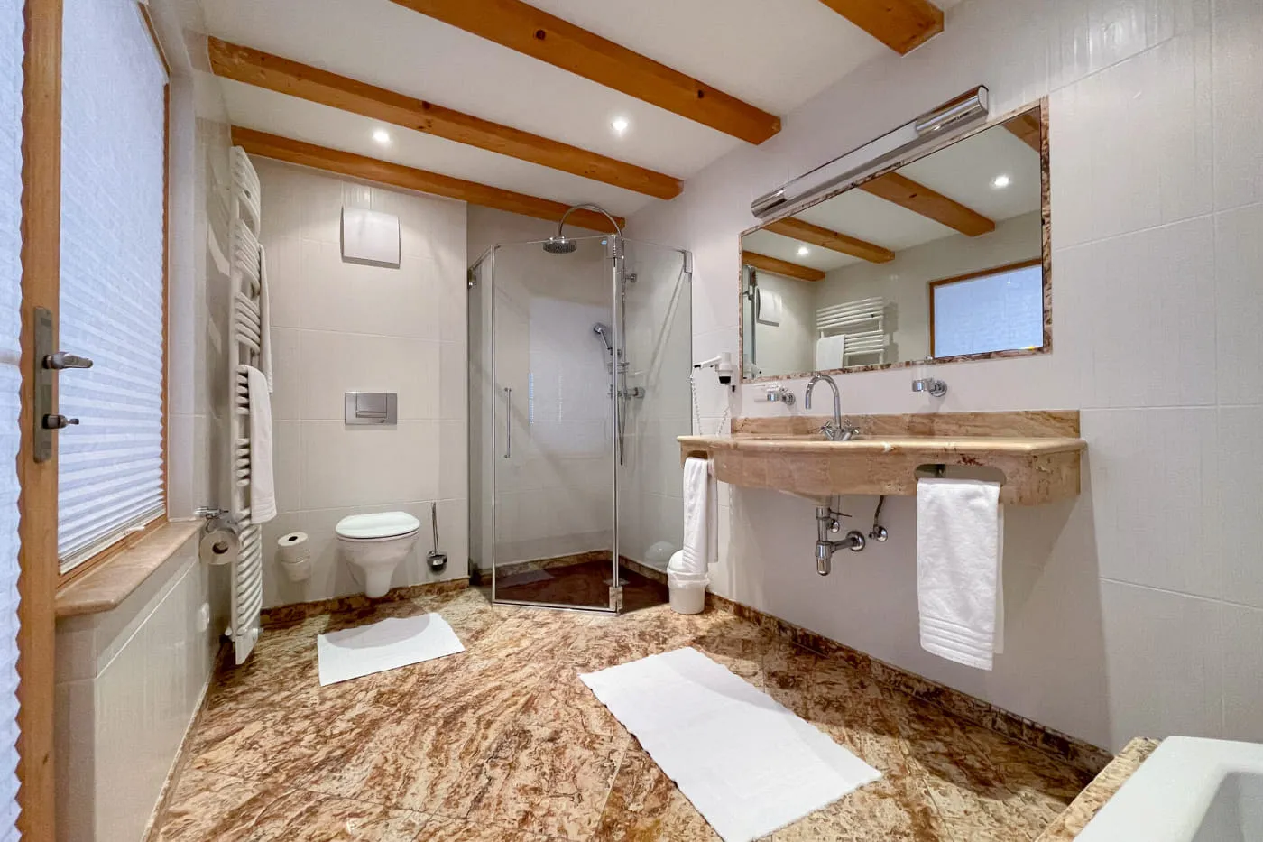 Badezimmer der Suite Mountain mit begehbarer Dusche